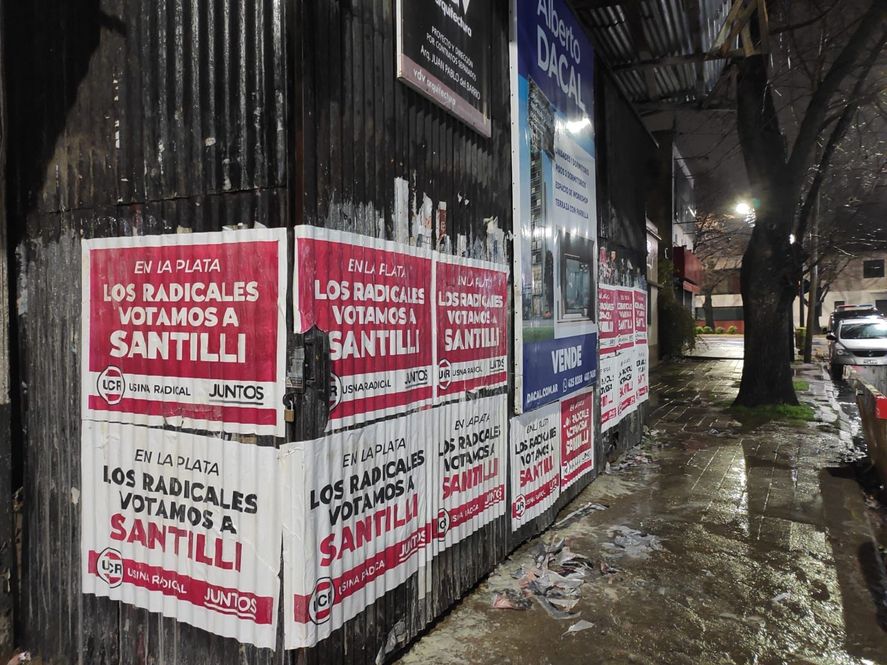 Los afiches con el nombre de Santilli se vieron en distintos sectores de la ciudad