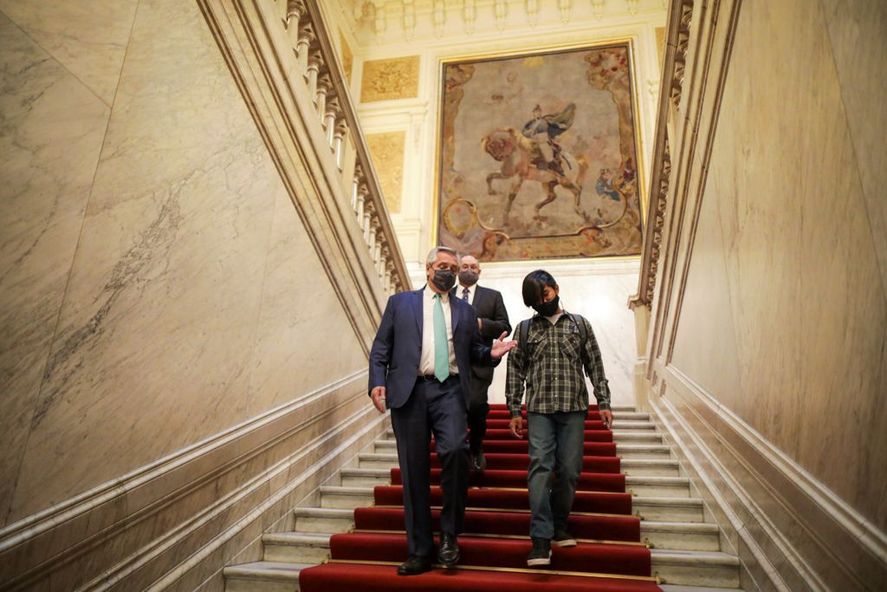Alberto Fernández y Maximiliano Sánchez por los pasillos de la Casa Rosada.