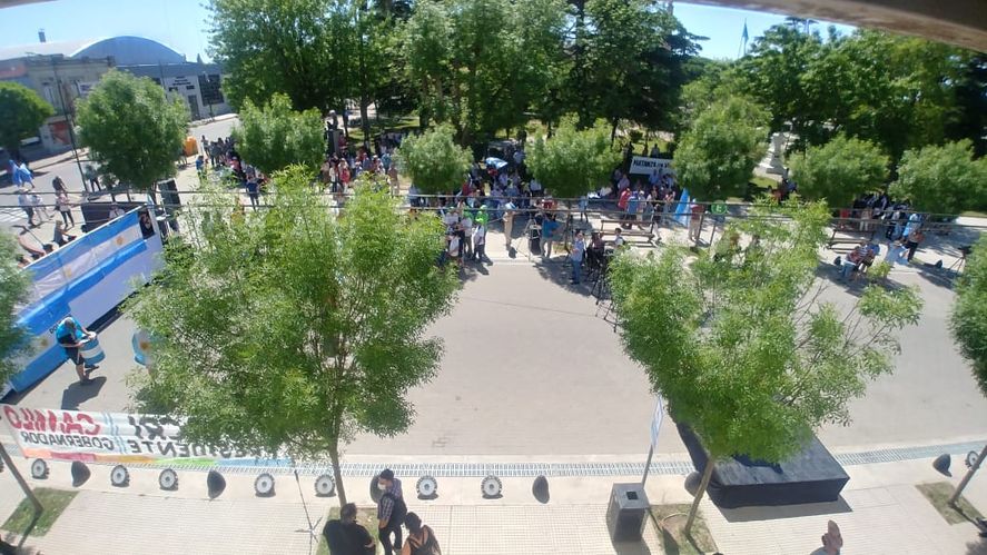 La Plaza Castelli, de la localidad de Dolores, donde está instalado el escenario donde hablará Mauricio Macri