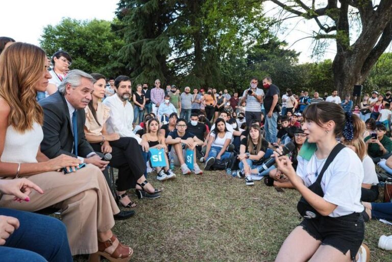 Alberto Fernández recorrió San Martín y se reunió con jóvenes