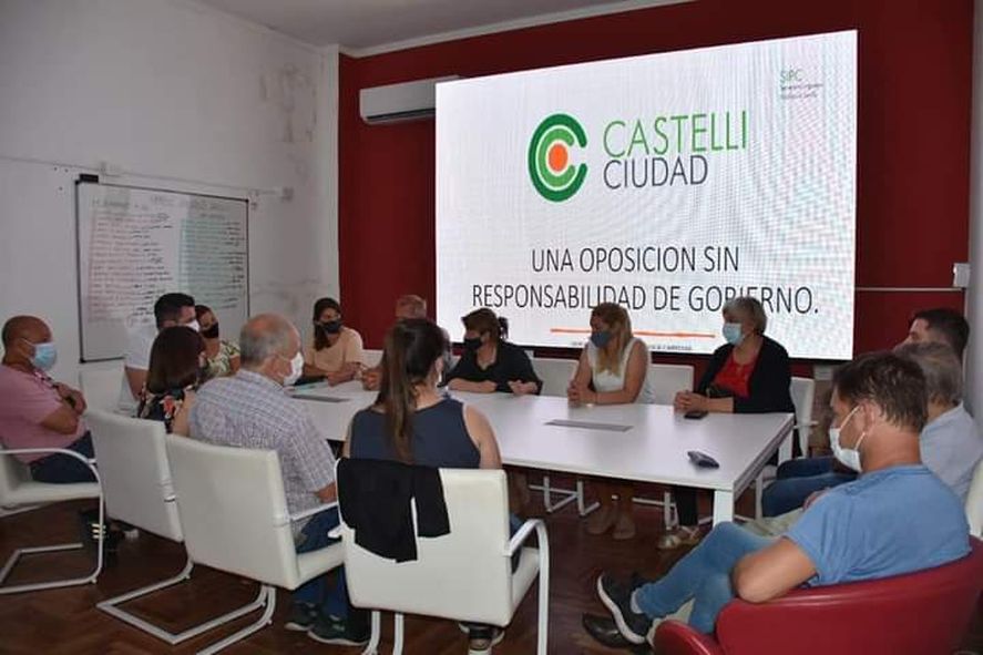 El intendente de Castelli, Sebastián Echarren, junto a su gabinete económico, empresarios y sindicalistas
