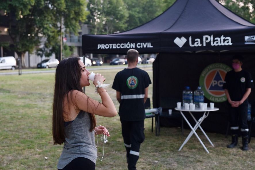 Durante esta semana de temperaturas extremas, y en el marco del "Operativo Calor", la Municipalidad de La Plata distribuyó agua en los barrios de la ciudad.