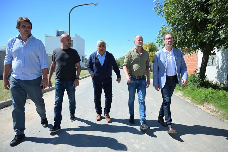 Caminando por el territorio. Martín insaurralde y Leonardo Nardini se acercaron a los intendentes de la primera.