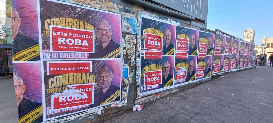 Los carteles que dejan mal parado a Diego Valenzuela en Lomas de Zamora (Foto: Sebastián "Tecla" Farías)