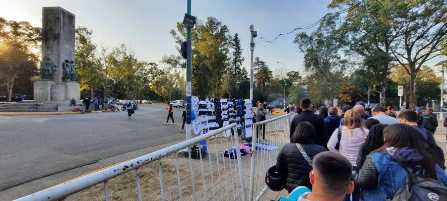 Hinchas de Gimnasia a estas horas en el Estadio del Bosque en búsque de conseguir una entrada para el partido de mañana ante Liniers.