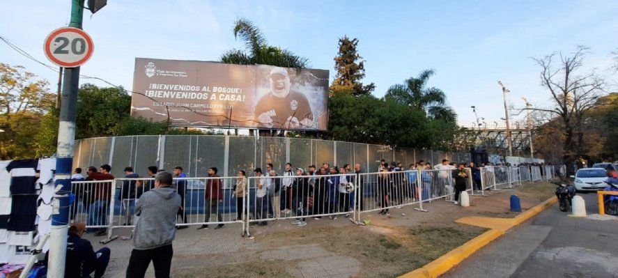 Los hinchas de Gimnasia y las cuadras de cola que hay a estas horas en el Bosque