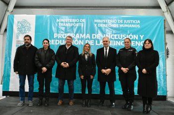 Jorge DOnofrio y Julio Alak durante el primer acto de entrega de tarjetas SUBE a convictos y ex convictos.