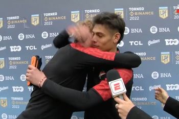 Abrazo sanador: Zapiola tuvo un lindo gesto en un moemnto de mucho dolor para un pibe del club.  