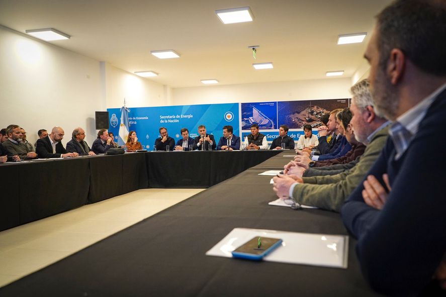 Mesa amplia en Neuquén con los diferentes representantes del sector energético. El subsecretario de Energía, Gastón Ghioni, participó de la misma.