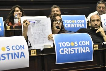 Un globo de Juntos desató un escándalo a los gritos en la Legislatura