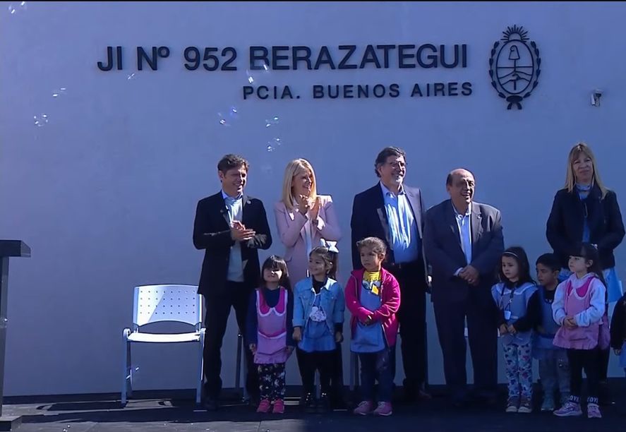 El gobernador Axel Kicillof inauguró la escuela número 100 desde que llegó al cargo. Marcó diferencias con María Eugenia Vidal y reivindicó a los gremios.