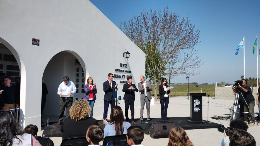 Axel Kicillof, Alberto Sileoni y Martín Insaurralde realizaron el tradicional corte de cinta.