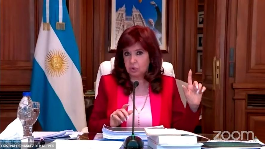 La vicepresdidenta Cristina Kirchner ejercerá su propia defensa ante el Tribunal que lleva la causa vialidad. Se la acusa de liderar una asociación ilícita.