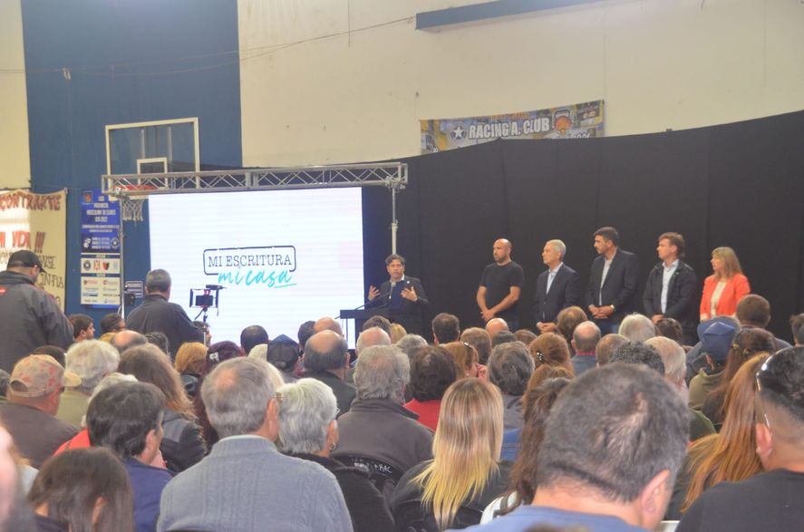 Axel Kicillof durante la entrega de escrituras en Olavarría.