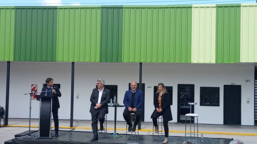 Axel Kicillof toma la palabra en la inauguración del Mercado Municipal de Ensenada.