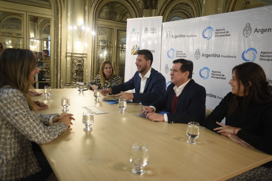 Uno de los puntos clave del convenio resalta el "cumplimiento con el cupo laboral para la inclusión de las personas con discapacidad dentro del ámbito laboral”.