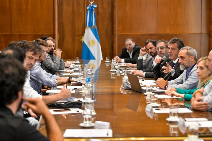 Sergio Massa reunido con referentes del mercado de las criptomonedas en el Palacio de Hacienda.