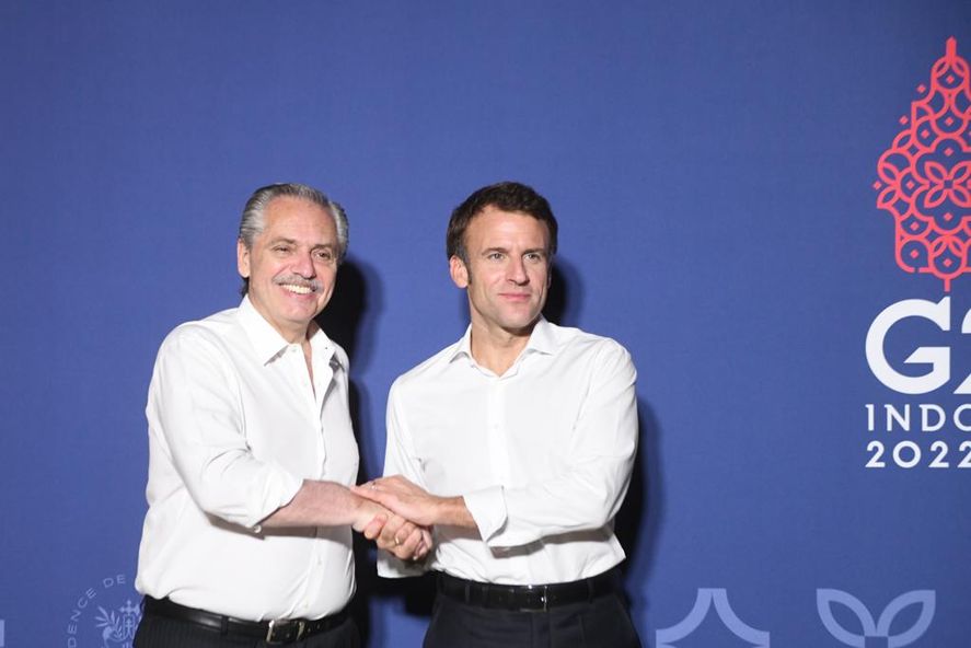 Alberto Fernández volvió a posar junto a Emmanuel Macron, ya en Indonesia.