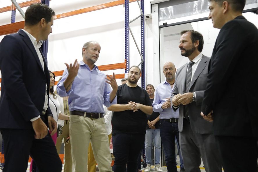 El jefe de Gabinete bonaerense, Martín Insaurralde, y el funcionario nacional destacaron la creación de empleo en la planta instalada en Lomas de Zamora.