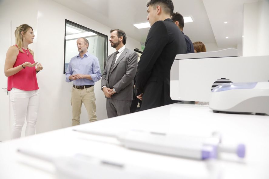 El jefe de Gabinete bonaerense, Martín Insaurralde, y el funcionario nacional destacaron la creación de empleo en la planta instalada en Lomas de Zamora.