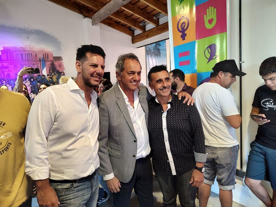 Gonzalo Atanasof, Daniel Scioli y los militantes de La Plata que se acercaron para el brindis de fin de año. Las imágenes de esta nota fueron tomadas con un Motorola Moto Edge 30.