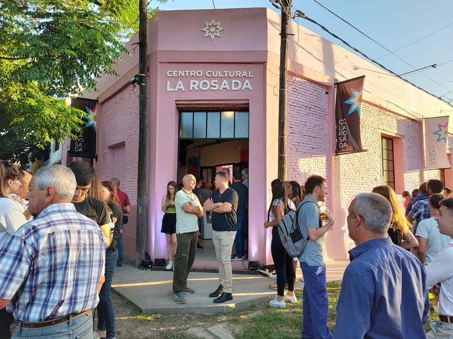 El Centro Cultural La Rosada, un histórico bastión del peronismo platense, reabrió sus puertas este año tras una gran puesta en valor. Las imágenes de esta nota fueron tomadas con un Motorola Moto Edge 30.