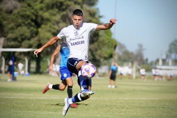 Ivo Mammini en acción tras la victoria de Gimnasia 3-1 ante Villa San Carlos. Autor de dos goles 