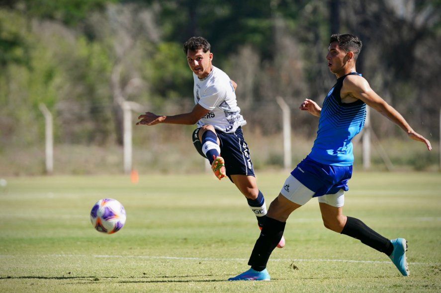Franco Torres marcó el tercer gol de Gimnasia ante Villa San Carlos  