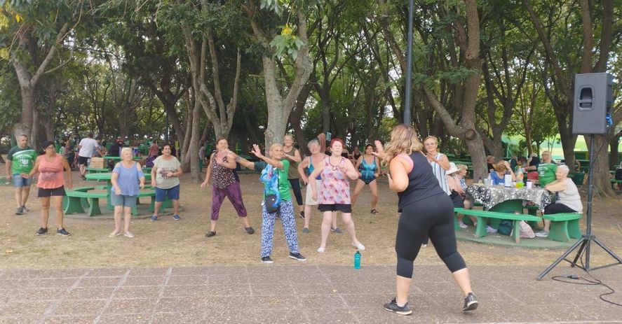 Tienen profesor de educación física y profesora de Zumba. Las clases son al aire libre 