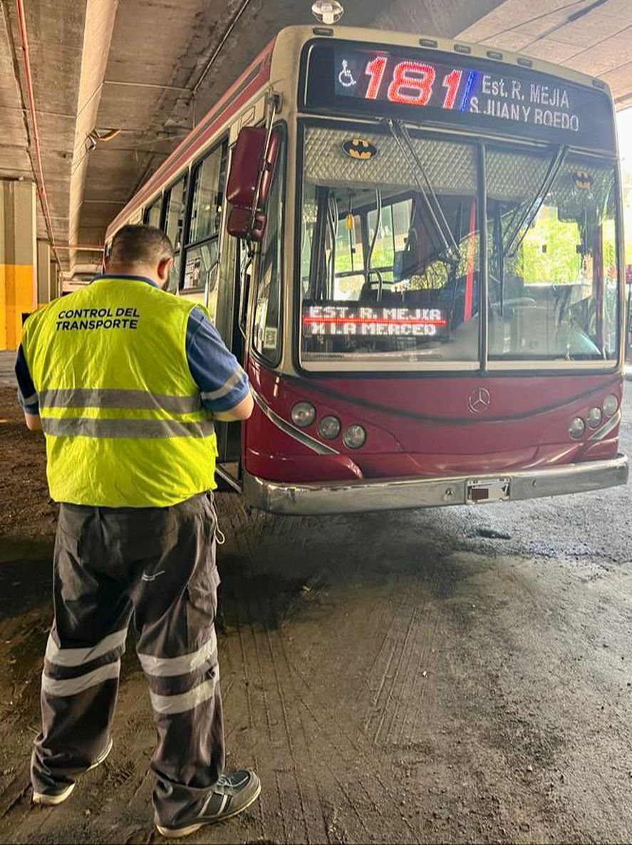 En el marco del paro de colectivos por parte de una facción de la UTA, Transporte anunció que va descontar las compensaciones y responsabilizó a la empresa.