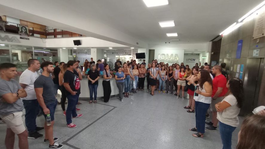 Un grupo de trabajadores autoconvocados del IOMA llevó adelante una protesta en el hall del edificio central en reclamo por el aumento de salarios.
