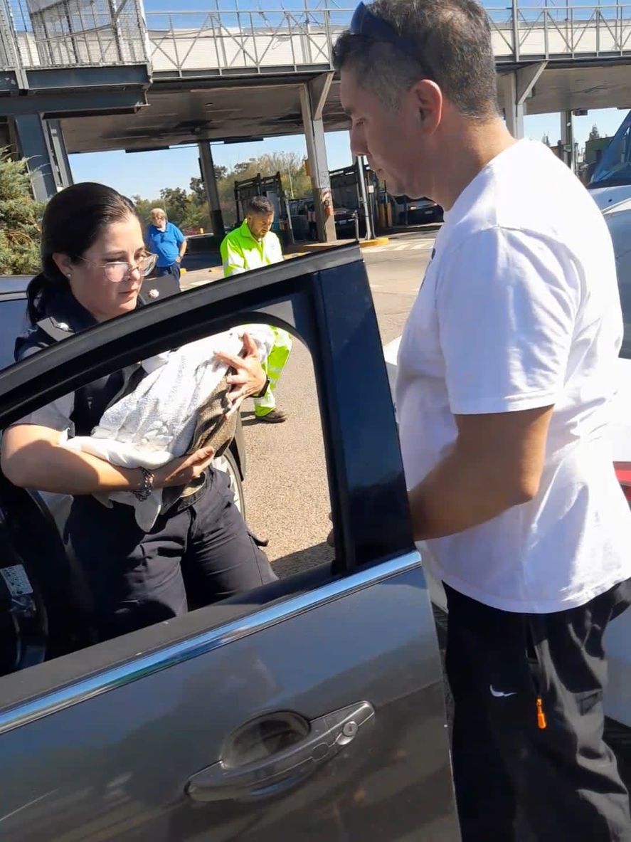 Personal del CEAMSE y de la policía de la provincia de Buenos Aires colaboraron activamente de un parto en el Camino del Buen Ayre.
