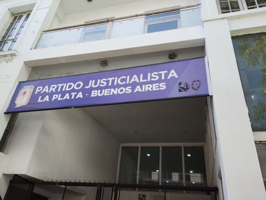 Hasta La Plata llegaron dirigentes del Pj bonaerense, convocados por Máximo Kirchner. Se fortalece el 