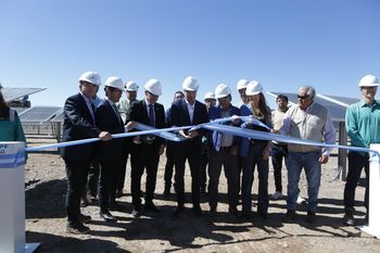 Las autoridades de YPF e YPF Luz, junto al gobernador Uñac y funcionarios nacionales y provinciales, durante el tradicional corte de cinta.