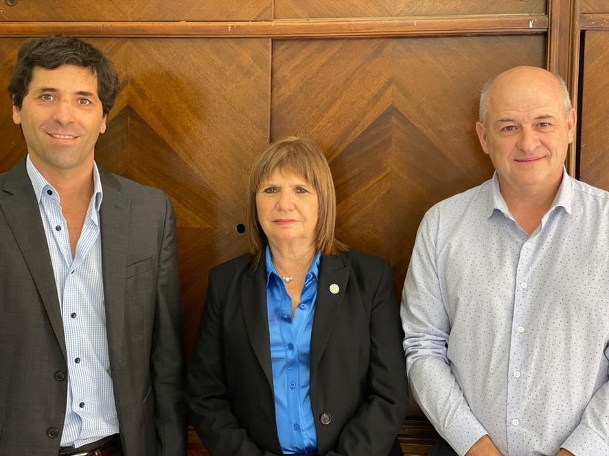 Mariano Uset, a la derecha, junto a Patricia Bullrich