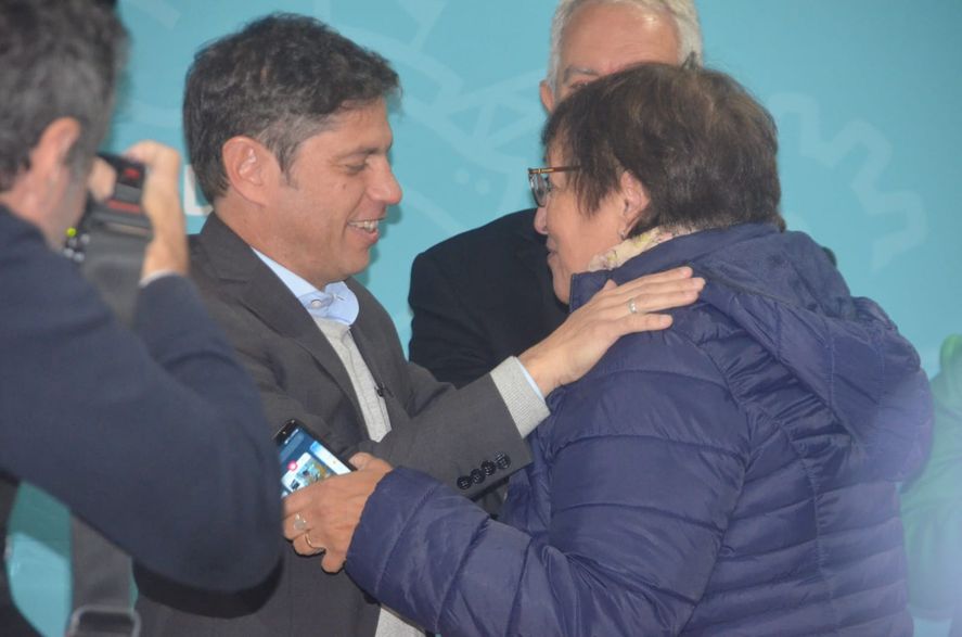 Axel Kicillof y la beneficiaria n° 80 mil de la entrega de escrituras