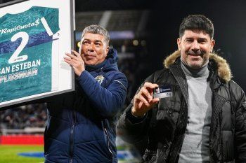 Jorge San Esteban y Roberto Sosa fueron homenajeados por toda la gente de Gimnasia en el Bosque 