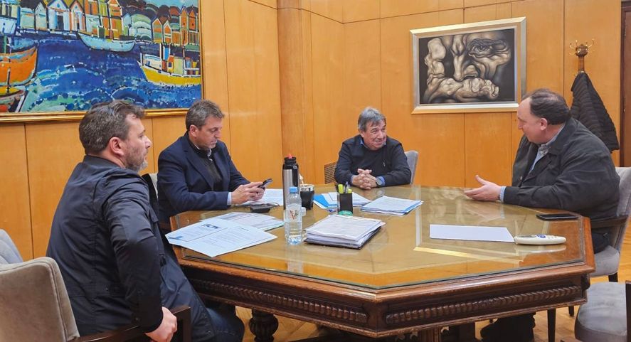 Sergio Massa y el intendente Javier Osuna con los dirigentes gremiales municipales Sergio Massa y el intendente Javier Osuna con los dirigentes gremiales municipales