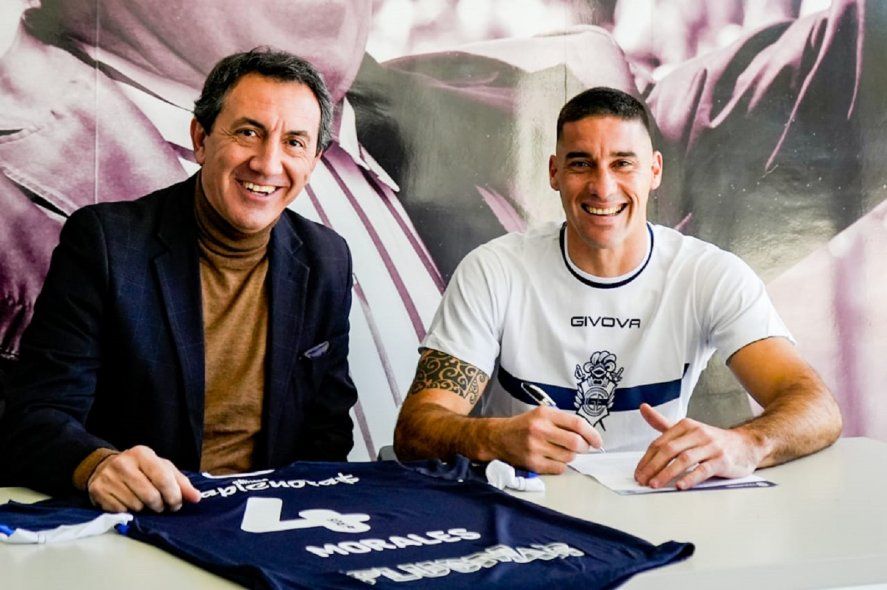 Leonardo Morales junto a Mariano Cowen firmando la renovación de contrato hasta diciembre de 2025. Foto (Prensa Gimnasia) Leonardo Morales junto a Mariano Cowen firmando la renovación de contrato hasta diciembre de 2025. Foto (Prensa Gimnasia)