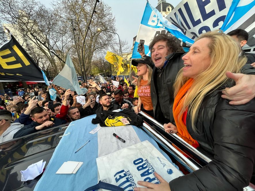 El rey del plano corto. La Libertad Avanza difundió las fotos de Javier Milei en La Plata en las que parece haber una multitud. No hubo más de mil personas. El rey del plano corto. La Libertad Avanza difundió las fotos de Javier Milei en La Plata en las que parece haber una multitud. No hubo más de mil personas.