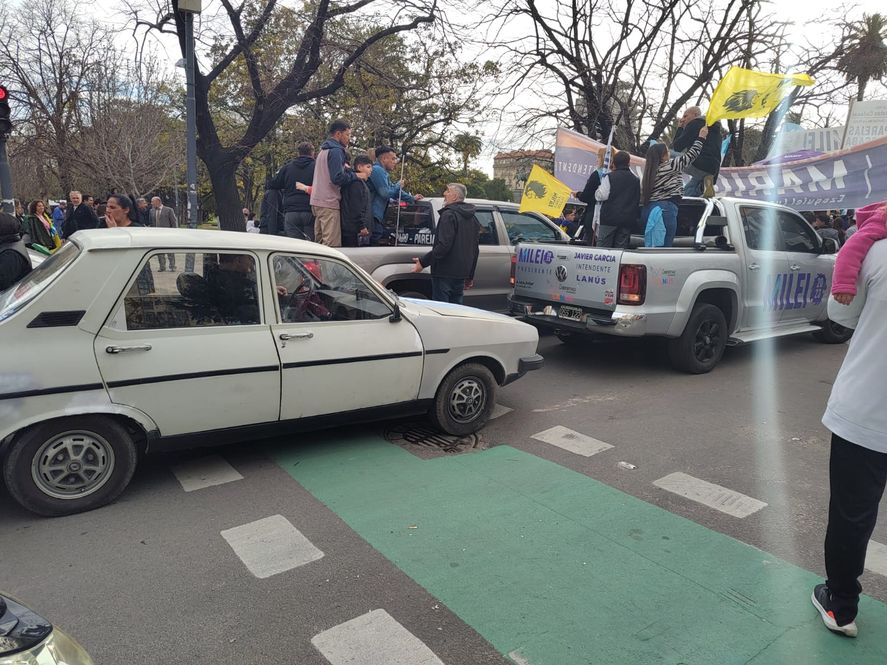 El Renault 12 y la Pick Up. Ambos acompañaron la caravana de Javier Milei en La Plata. El Renault 12 y la Pick Up. Ambos acompañaron la caravana de Javier Milei en La Plata.