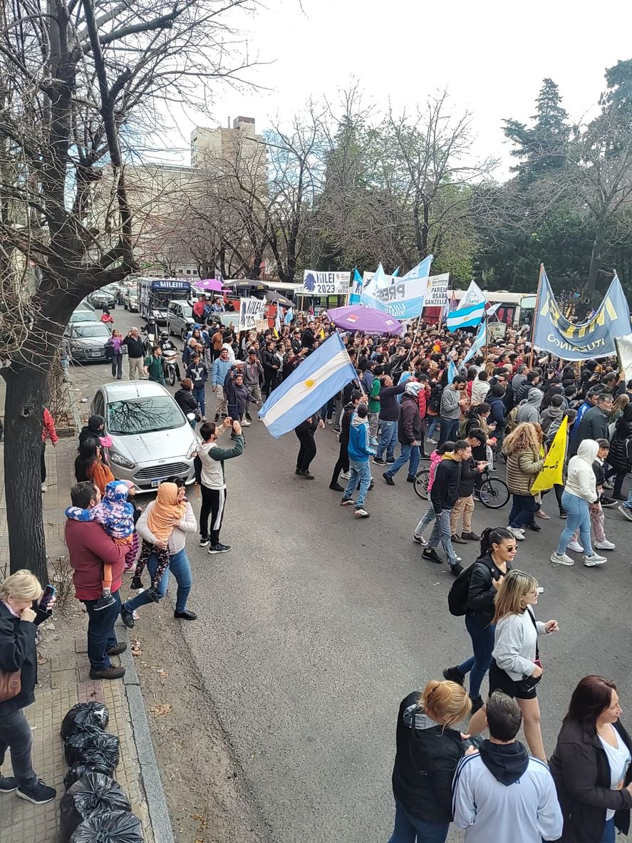Alrededor de mil personas acompañaron a Javier Milei en su caravana por La Plata. Alrededor de mil personas acompañaron a Javier Milei en su caravana por La Plata.