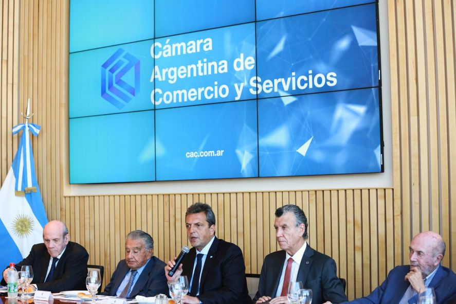 Sergio Massa, desde la Cámara Argentina de Comercio y Servicios, prometió ocuparse "de que vayan en cana" quienes promovieron la corrida cambiaria.