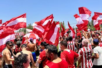 asi esperan los hinchas de estudiantes el partido ante velez