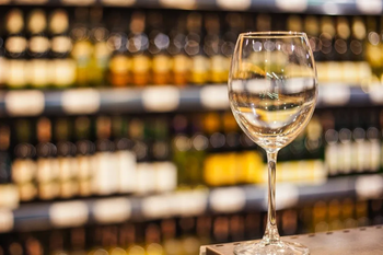 Comercios, locales de vinoteca y bodegas en una noche para promover la actividad en la ciudad 