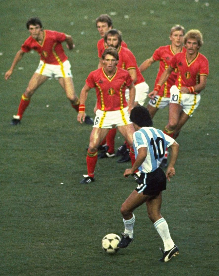 Una de los icónicas fotos que quedaron, a 40 años del debut del Maradona.
