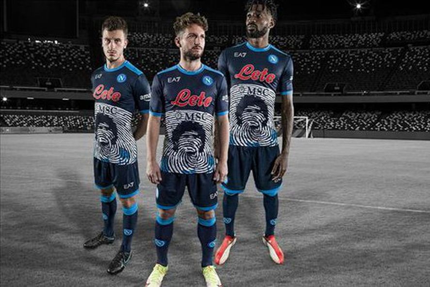 La camiseta de Diego se distribuirá en tres variantes de color, en una edición limitada de 1926 piezas.