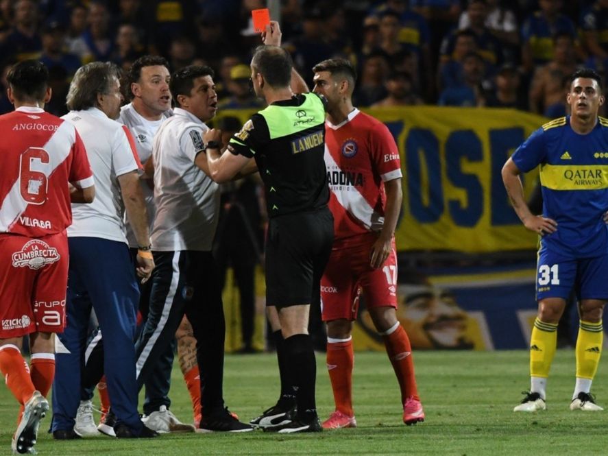 Copa Argentina: Milito explotó por fallos que entendió "condicionados" por Boca en la previa.