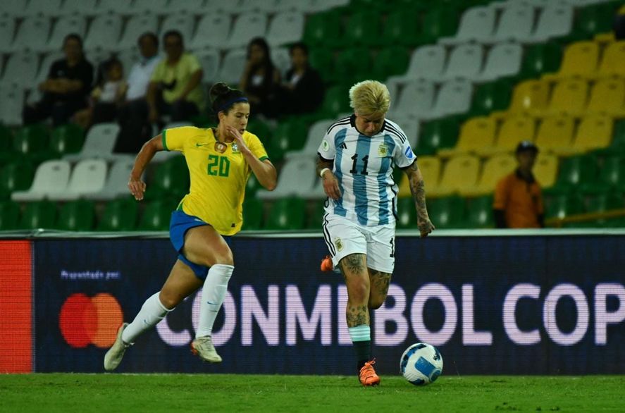 Yamila Rodríguez en acción en Argentina vs. Brasil (Foto: prensa AFA).