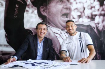 Yonathan Cabral junto a Mariano Cowen, posando como nuevo jugador de Gimnasia.